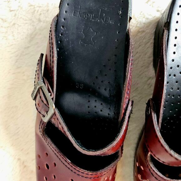 Dansko W's Clogs 38 Burgundy Red Kerrie Cabrio Slipon Buckle slippers. Round Toe - Picture 15 of 15